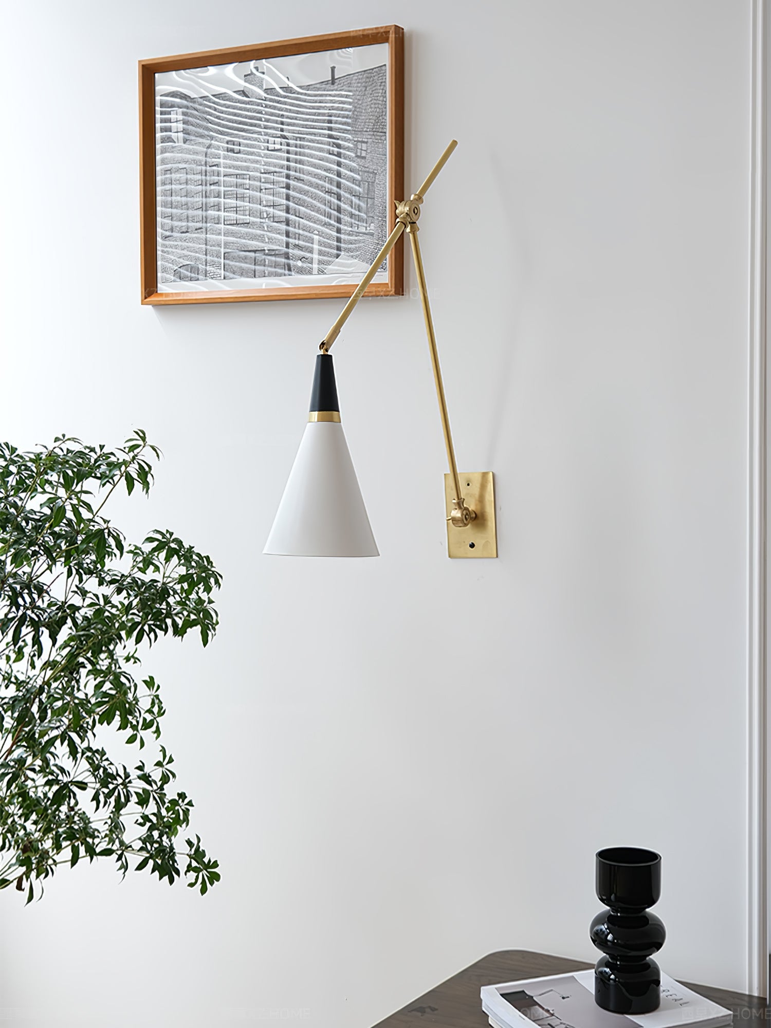Sophisticated Magari Wall Lamp Compatible with Push Switches in White Black Brass