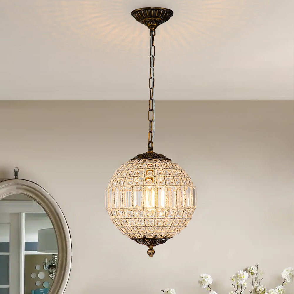 Lustre globe en cristal et laiton vintage pour un éclairage sophistiqué